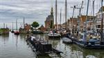 de historische viskaar vaart de haven van Hoorn binnen.