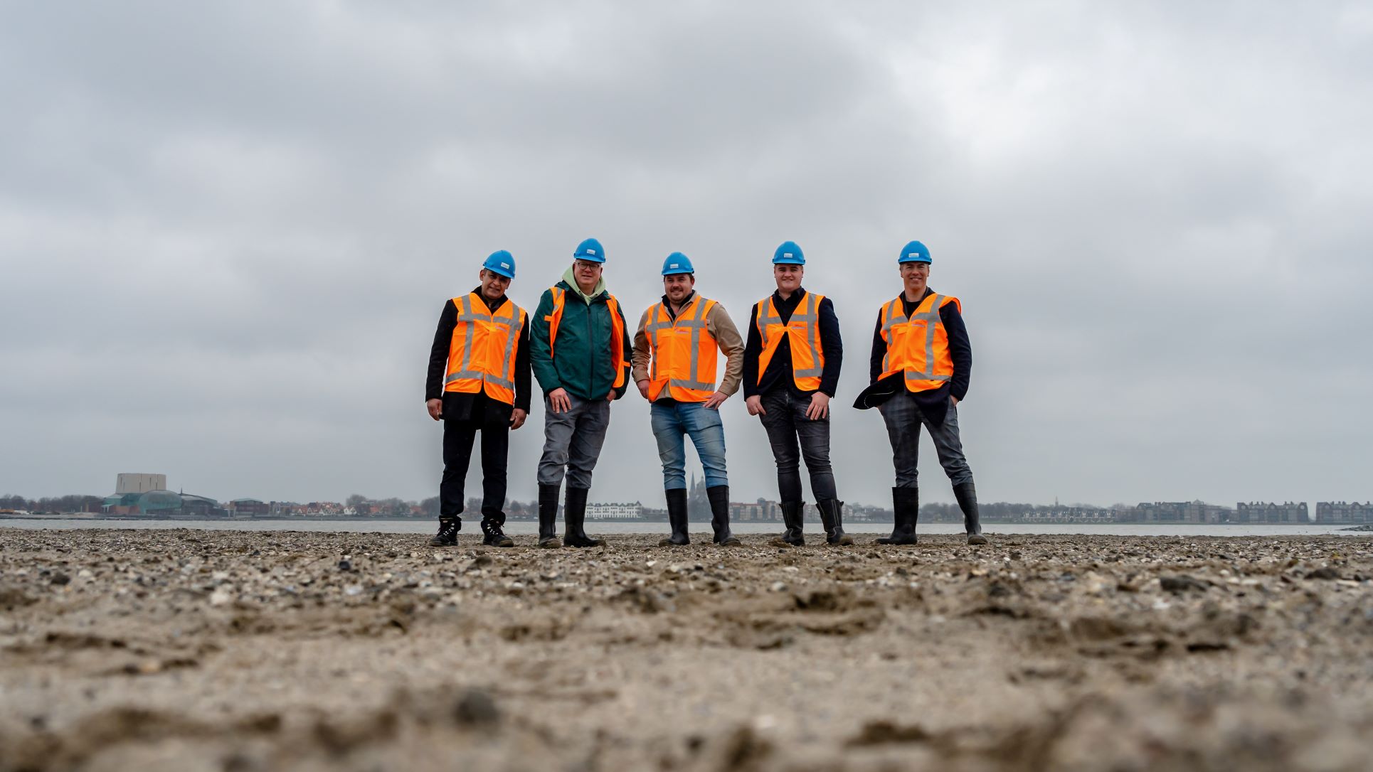 Ondernemer foodtruck Mansur Mihanpour, wethouder Arthur Helling, ondernemer strandpaviljoen Elle Mol en zijn compagnon Barry Jong, architect strandpaviljoen Tom Valks van Nieuweboer Architecten.