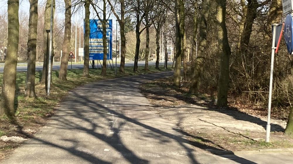 Het fietspad langs de Provincialeweg, gezien vanaf de kruising Liornestraat Het fietspad langs de Provincialeweg, gezien vanaf de kruising Liornestraat
