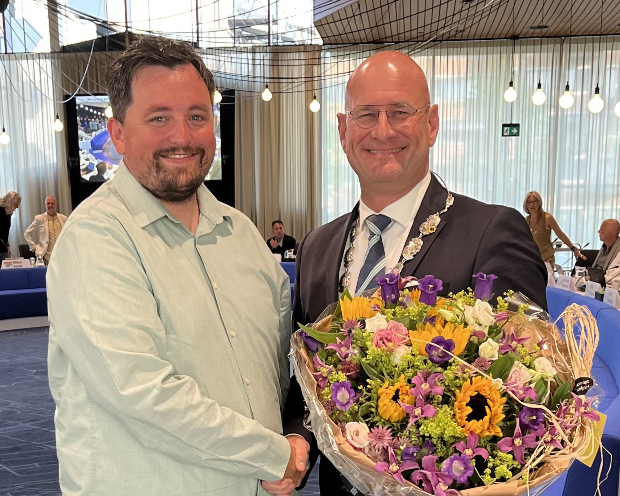 Jeffrey Croes ontvangt een bloemetje van de burgemeester