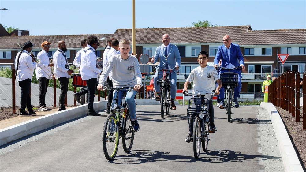 De kindergemeenteraadsleden fietsen samen met de burgemeester en de wethouder als eerste over de brug. De kindergemeenteraadsleden fietsen samen met de burgemeester en de wethouder als eerste over de brug.