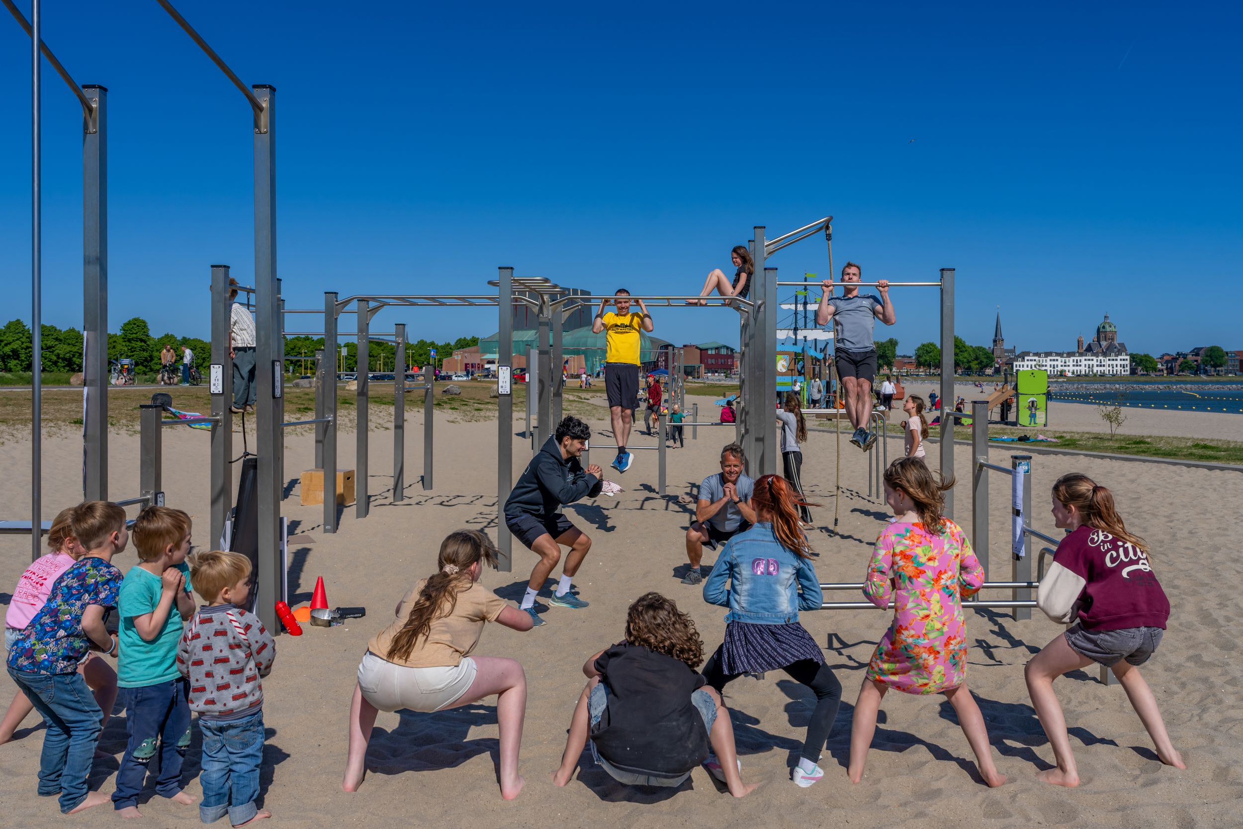 Kinderen doen actief mee met de fitness activiteit