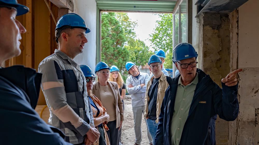 Wethouder Axel Boomgaars nam een kijkje bij de verbouwing van het Westfries Museum, met medewerkers van de gemeente, aannemer Koninklijke Woudenberg, TPAHG-architecten en het museum Wethouder Axel Boomgaars nam een kijkje bij de verbouwing van het Westfries Museum, met medewerkers van de gemeente, aannemer Koninklijke Woudenberg, TPAHG-architecten en het museum