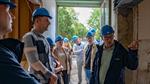 Wethouder Axel Boomgaars nam een kijkje bij de verbouwing van het Westfries Museum, met medewerkers van de gemeente, aannemer Koninklijke Woudenberg, TPAHG-architecten en het museum