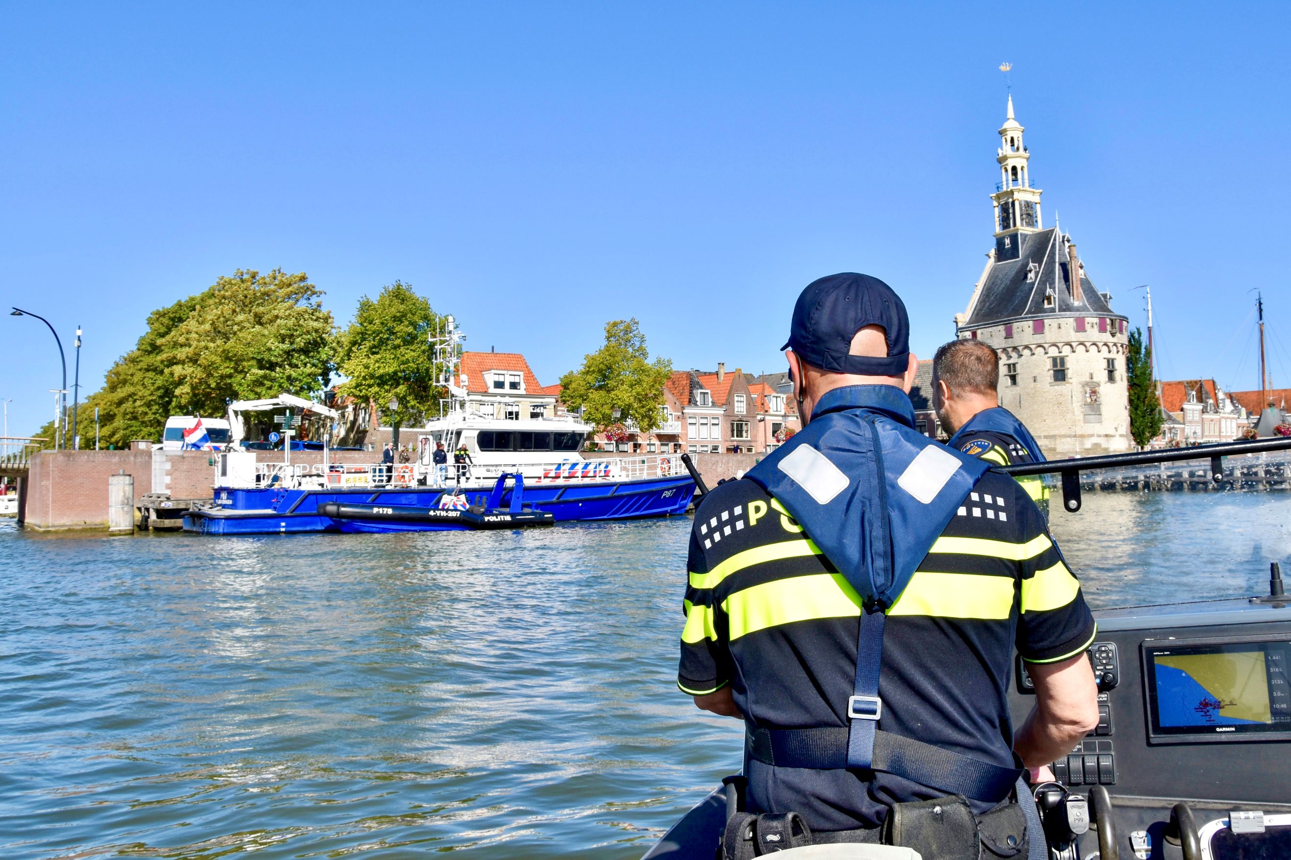 Een politieagent op een boot in de haven van Hoorn