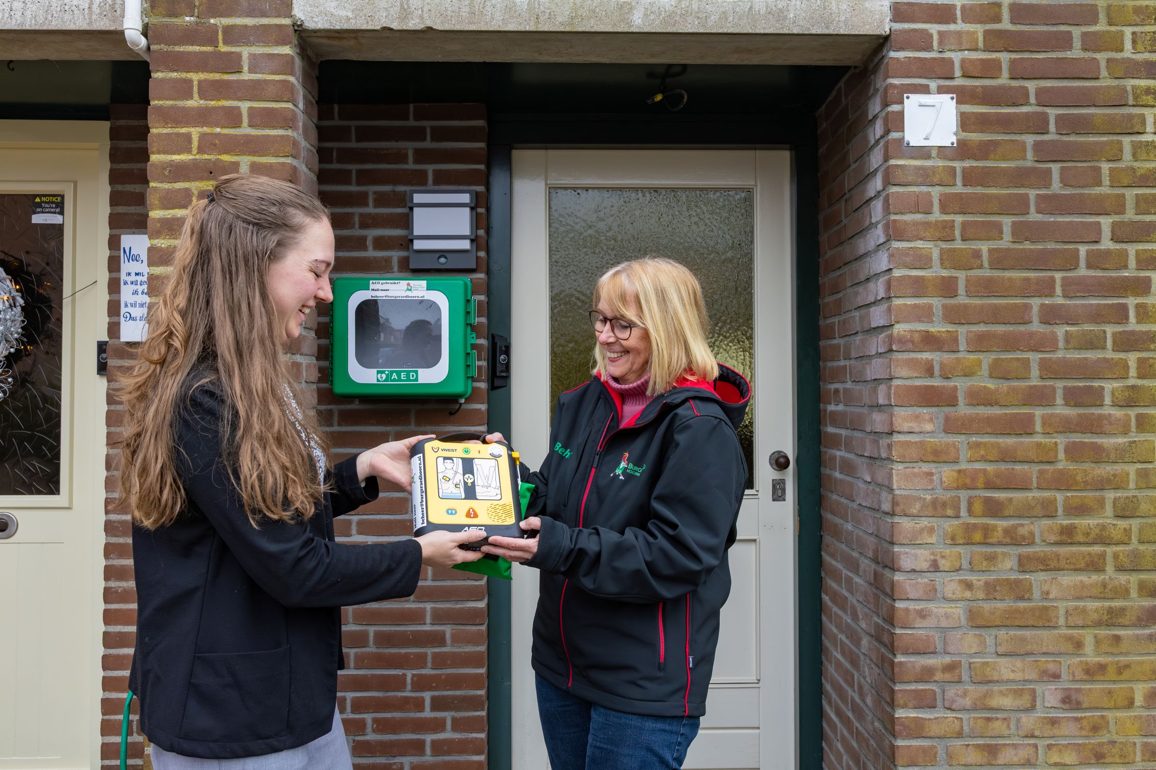 Initiatiefneemster Eline Conijn , bestuurslid Marieke van Lith Stichting BurgerAED Hoorn. Fotografie: Tessa Denneman Fotografie