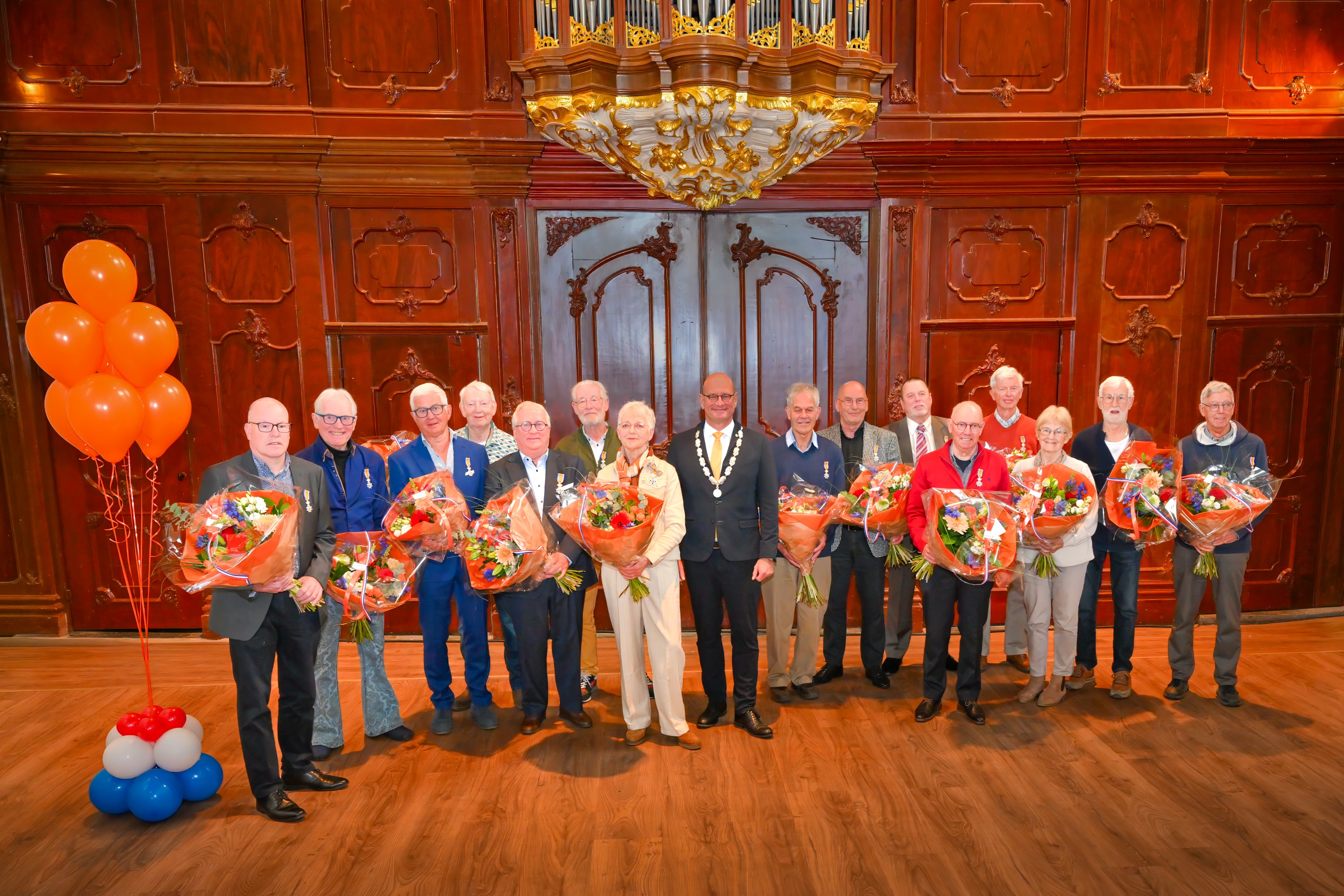 Alle gedecoreerden samen met burgemeester Nieuwenburg