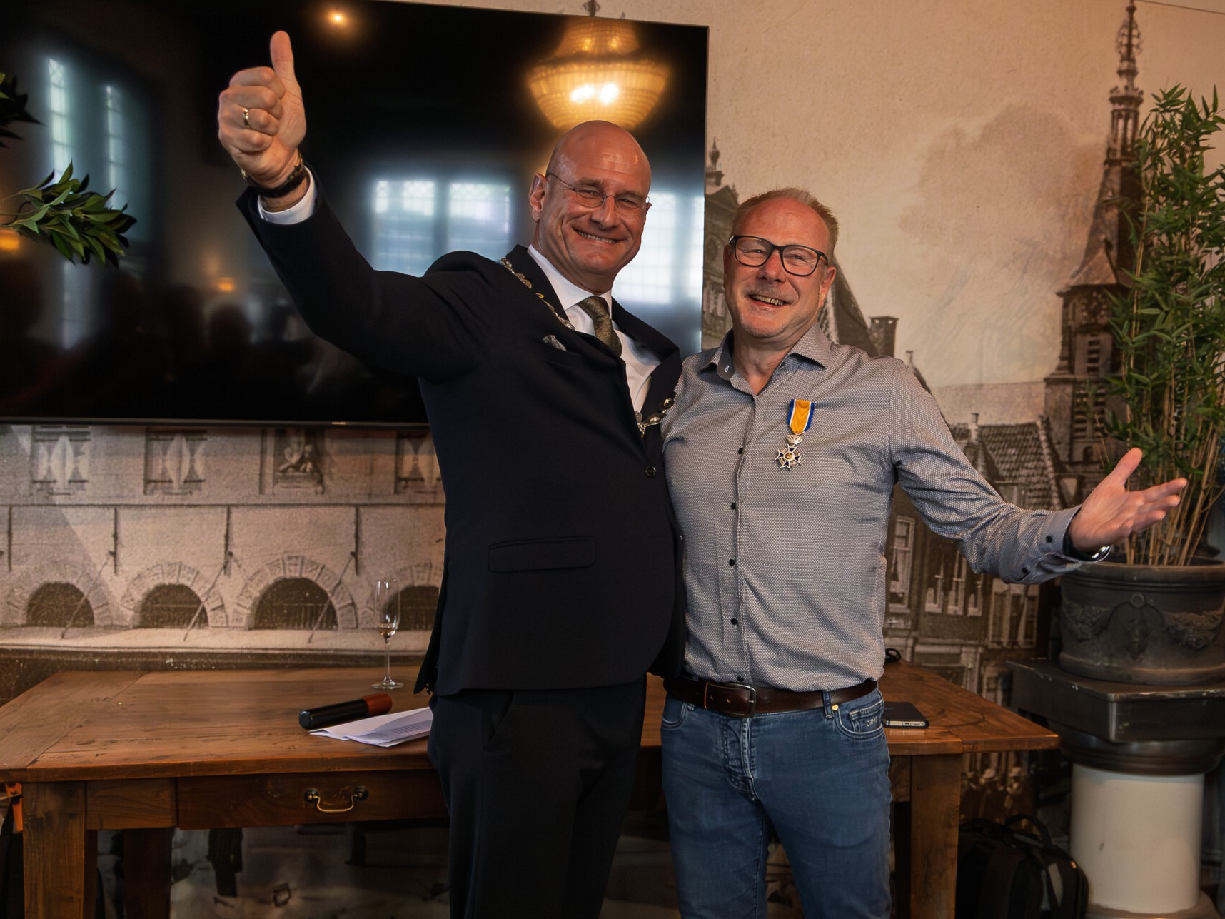 Burgemeester Nieuwenburg met Theo Viset. Foto: Sander van Ketel