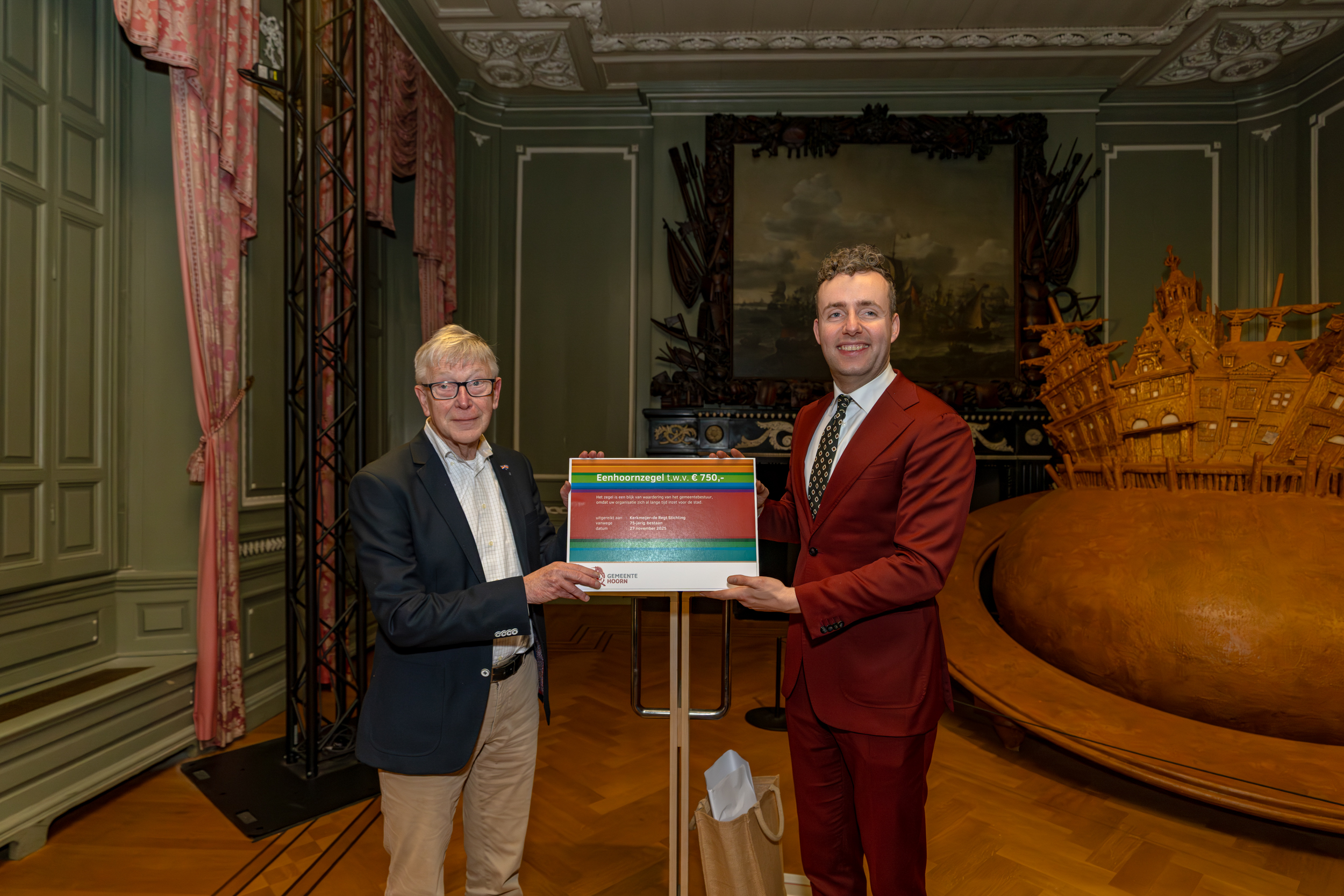 Penningmeester Co van Langen van de stichting en wethouder Axel Boomgaars