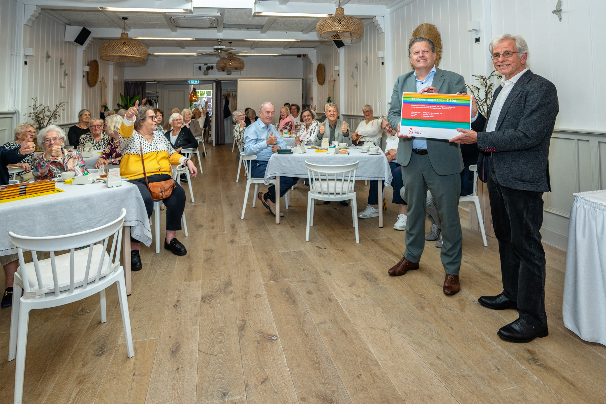 Wethouder Assendelft reikt het Eenhoornzegel uit aan voorzitter Jan Siepert