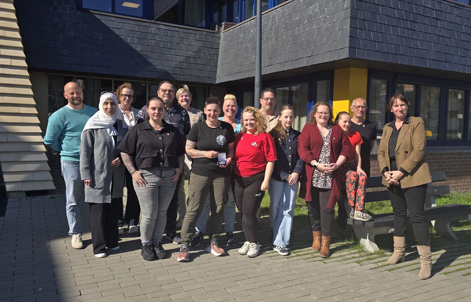 Vrijwilligers van de Kinderkledingbank samen met wethouder Hakhoff