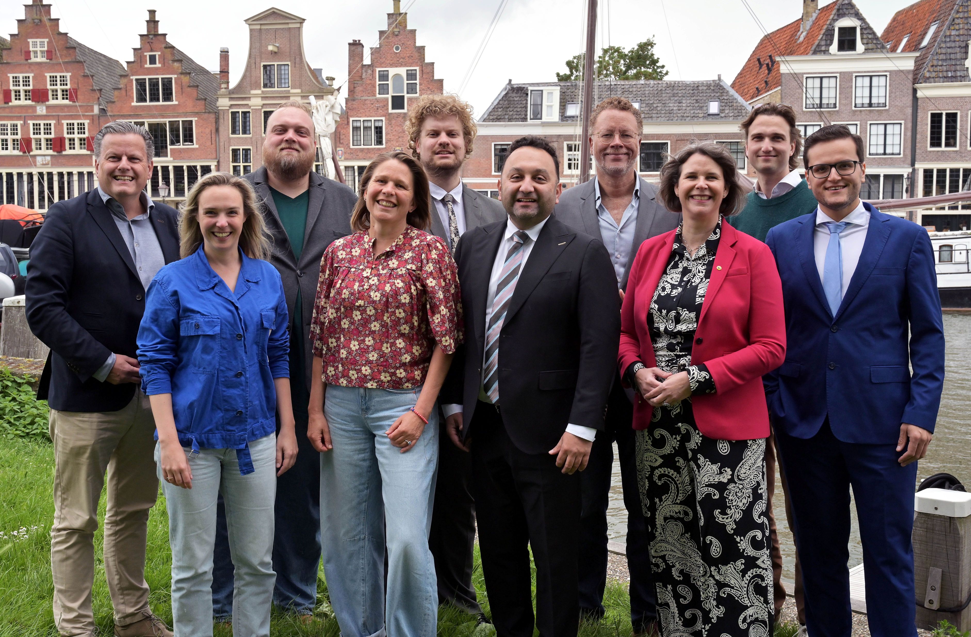 Op de foto van links naar rechts: René Assendelft, Marion van der Bijl, Niek Heijne, Jessica Visser, Rob Brandhoff, Yousuf Yousufi, Dennis Boutkan, Diana Dekker, Wouter de Vries, Mohamed Ali Hafi