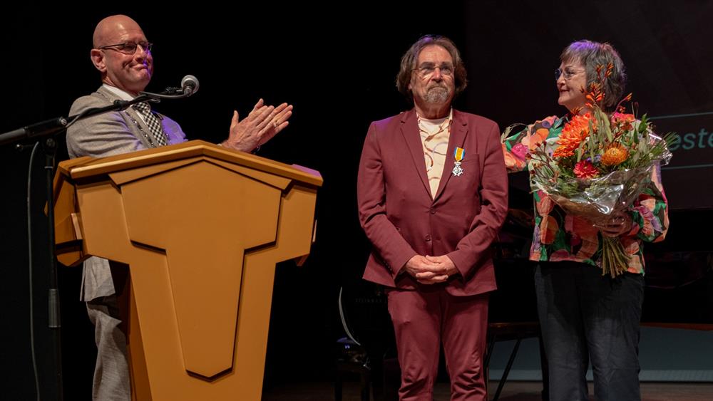 Burgemeester Nieuwenburg heeft Ad Geerdink net onderscheiden. Naast hem mevrouw Geerdink Burgemeester Nieuwenburg heeft Ad Geerdink net onderscheiden. Naast hem mevrouw Geerdink