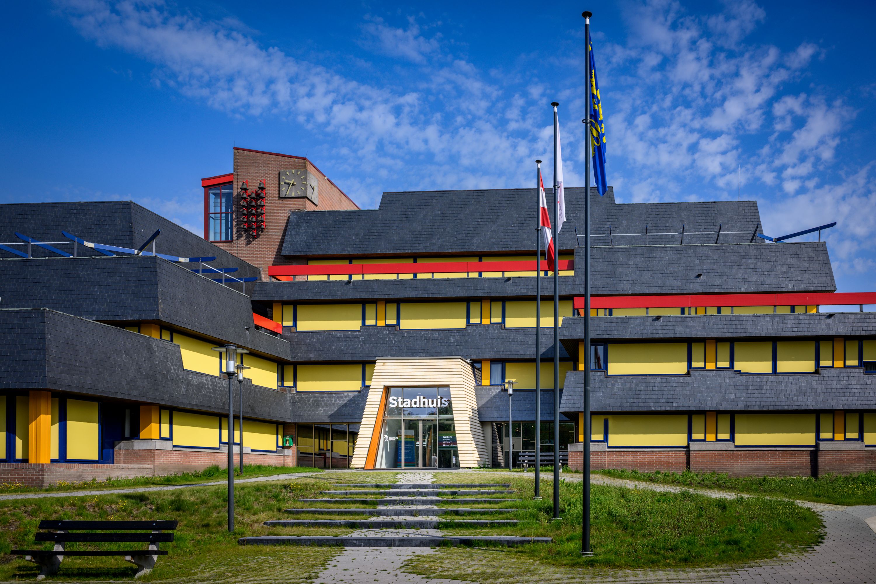 De voorzijde van het stadhuis