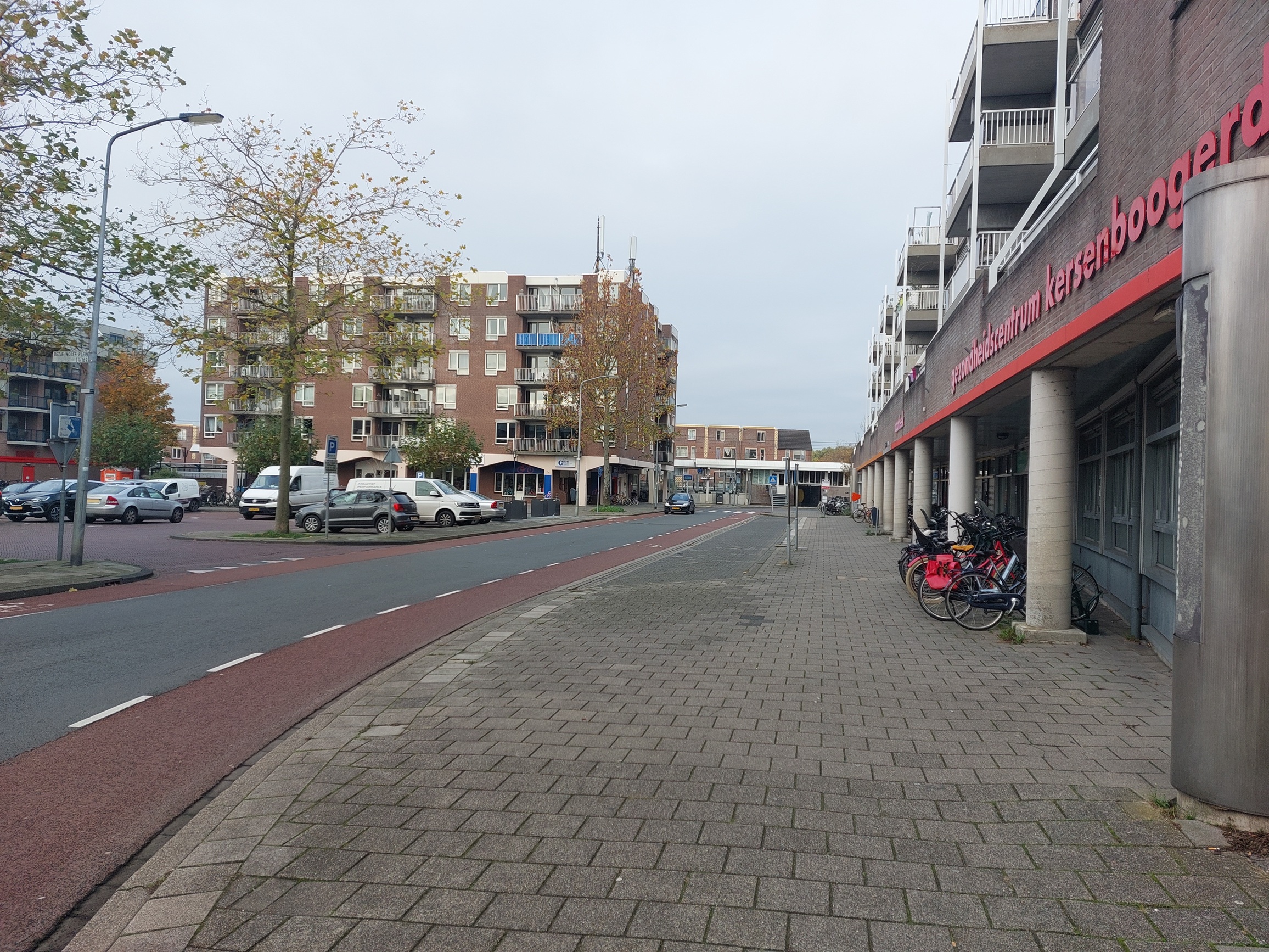 Een indruk van het stations- en winkelgebied Kersenboogerd