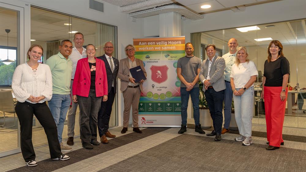 De ondertekenaars van de intentieverklaring. Waaronder bestuurders, ambtenaren en schooldirecteuren De ondertekenaars van de intentieverklaring. Waaronder bestuurders, ambtenaren en schooldirecteuren