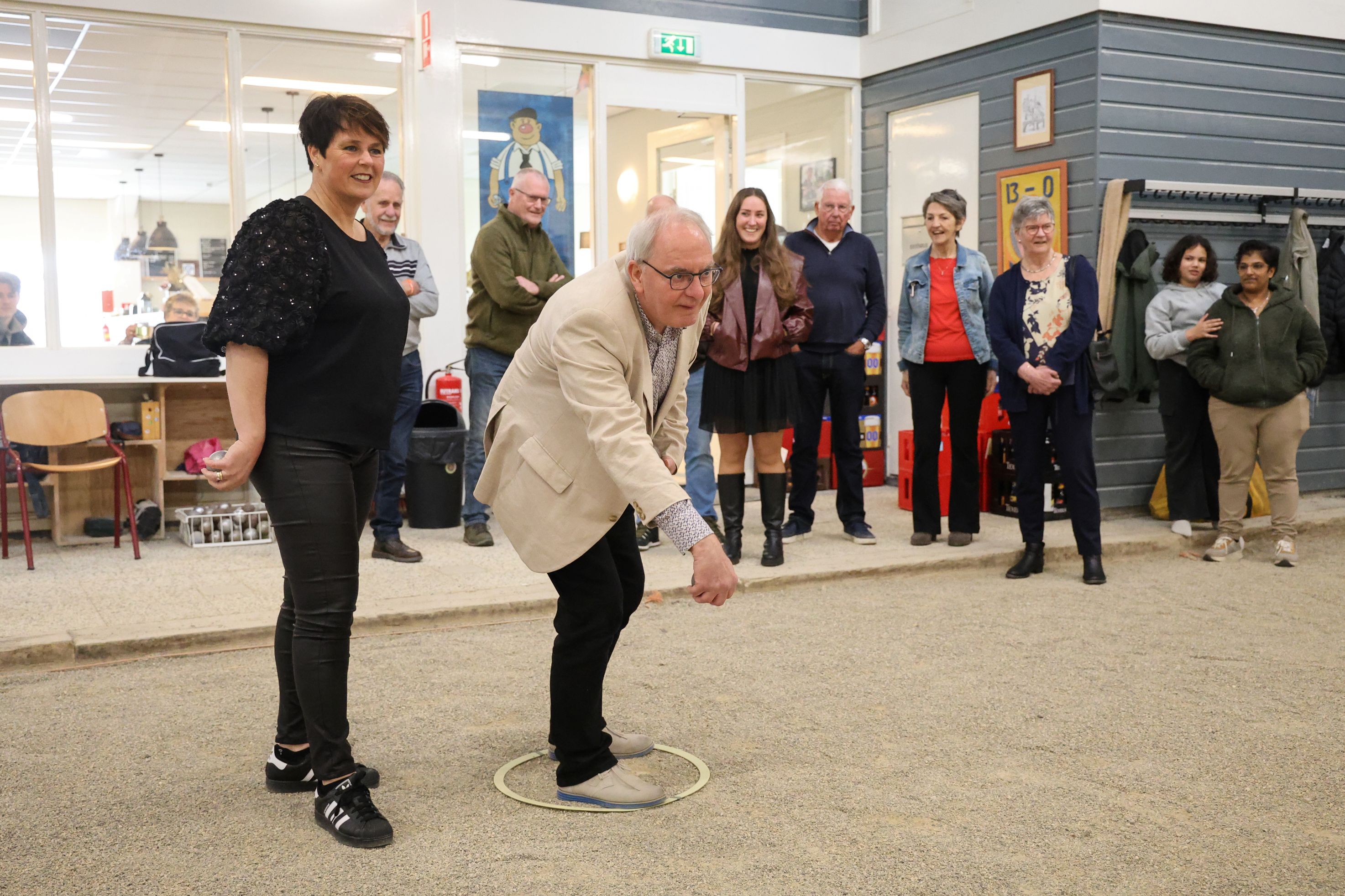 Nederlands kampioen Natascha Dorenbos geeft wethouder Dick Bennis les in precisieschieten
